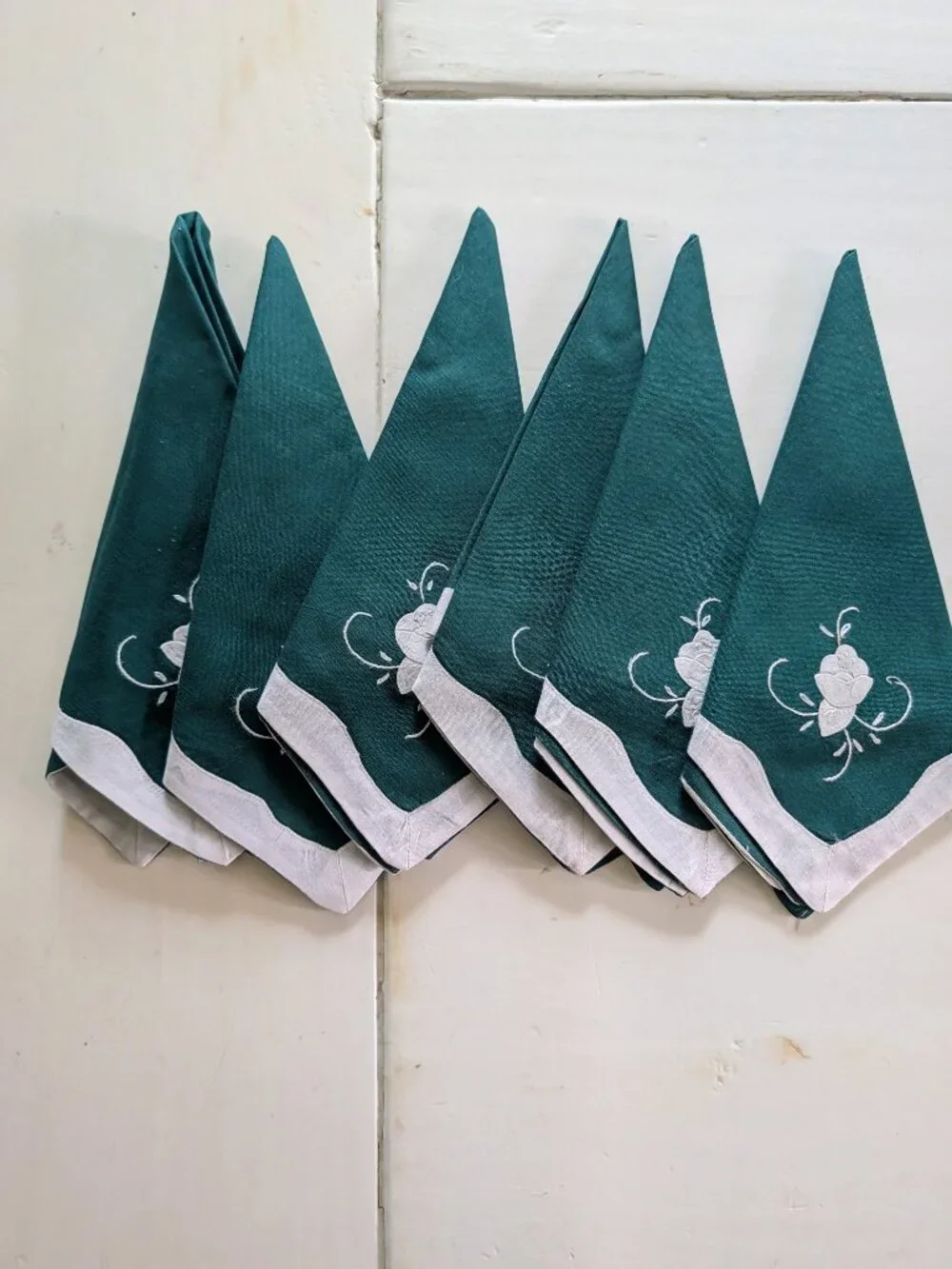 VTG Set of 6 Green Floral Applique Placemats & Napkins White Scalloped NOS
